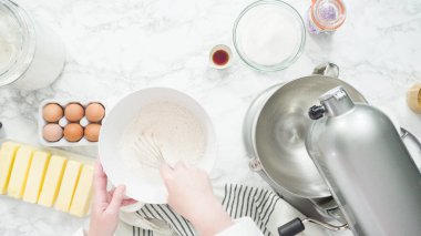 Adım adım. Düz yatıyordu. Şekerli kurabiye pişirmek için mutfak mikserinin malzemelerini karıştırıyorum..
