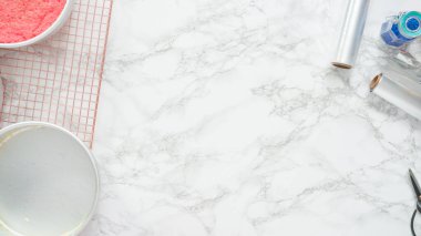 Adım adım. Düz yatıyordu. Soğutmak için kek tepsisinden taze kek katmanları çıkarılıyor..