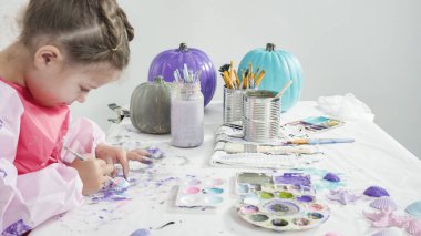 Adım adım. Süslü deniz kızı Cadılar Bayramı balkabağı yaratmak için akrilik boyalı balkabağı boyamak.