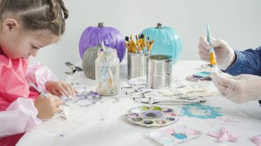 Adım adım. Süslü deniz kızı Cadılar Bayramı balkabağı yaratmak için akrilik boyalı balkabağı boyamak.