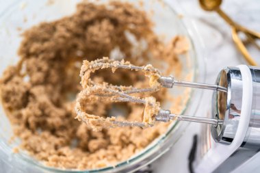 Çikolata parçacıklı kurabiye yapmak için karıştırma kabında malzemeleri karıştırıyorum..