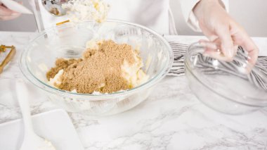 Adım adım. Çikolata parçacıklı kurabiye yapmak için cam kasede malzemeleri karıştırıyorum..