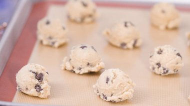 Adım adım. Hamur kepçesiyle ev yapımı çikolatalı kurabiyeler pişiriyorum..