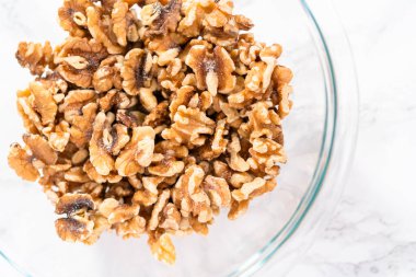 Cam bir kasede ceviz yarımlarını kapat..