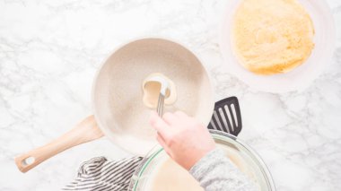 Düz yatıyordu. Orta sıcaklıkta küçük bir tavada krep yapmak..