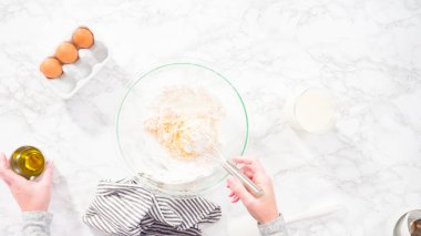 Düz yatıyordu. Krep hamuru yapmak için karışımı cam bir kaba karıştırıyorum..