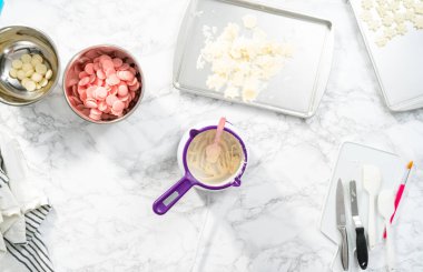 Düz yatıyordu. Çikolata parçacıklarını eriterek..