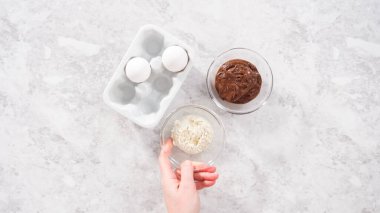 Düz yatıyordu. Adım adım. Çikolatalı kek hazırlamak için cam karıştırma kaselerinde bulunan malzemeler..