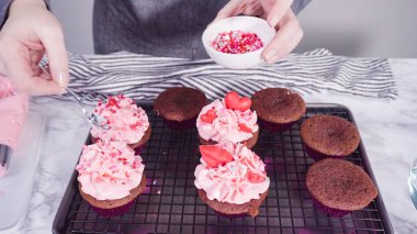 Adım adım. Çikolata kırmızısı kalpler ve öpücüklerle süslü kırmızı kadife kekler..