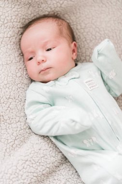 Yeni doğmuş bir bebeğin yaşam tarzı portresi, üç haftalık bir kız bebek..