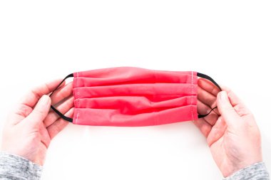 Beyaz arka planda Coronavirus salgını için ev yapımı yüz maskeleri..