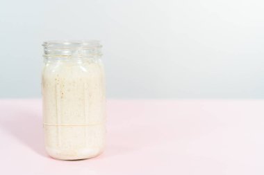 Ekşi mayalı ekmek pişirmek için cam bir mason kavanozunda başlangıç yapıyorum..