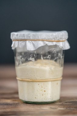Ekşi mayalı ekmek pişirmek için cam bir mason kavanozunda başlangıç yapıyorum..