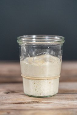 Ekşi mayalı ekmek pişirmek için cam bir mason kavanozunda başlangıç yapıyorum..