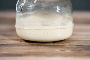 Ekşi mayalı ekmek pişirmek için cam bir mason kavanozunda başlangıç yapıyorum..
