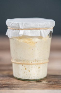 Ekşi mayalı ekmek pişirmek için cam bir mason kavanozunda başlangıç yapıyorum..