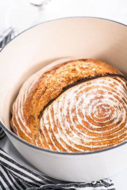 Taze pişmiş buğday ekmeği ekmeği ekmeği, içinde ekmek yalıtımı sepeti ve dökme demir fırın izleri var..