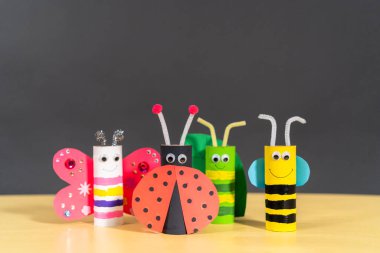 Kağıt işleri projesi. Boş tuvalet kağıtlarından yapılmış renkli böcekler.