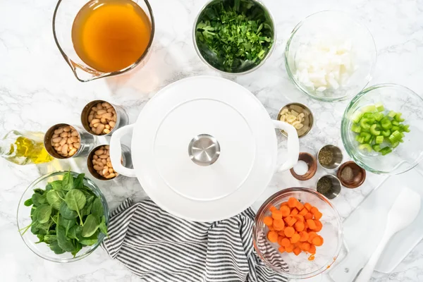 Acostado Cocinar Sopa Vegetariana Frijol Blanco Horno Holandés Hierro Fundido — Foto de Stock