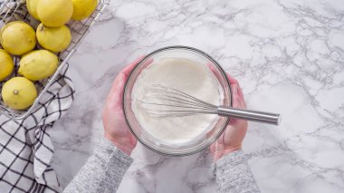 Adım adım. Düz yatıyordu. Limonlu kek için hamura malzemeleri karıştırıyorum..