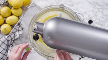 Adım adım. Düz yatıyordu. Limonlu kek için hamura malzemeleri karıştırıyorum..