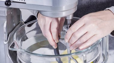 Adım adım. Limonlu kek için hamura malzemeleri karıştırıyorum..