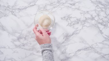 Adım adım. Düz yatıyordu. Limonlu kek pişirmek için bardaktaki karışımlar..