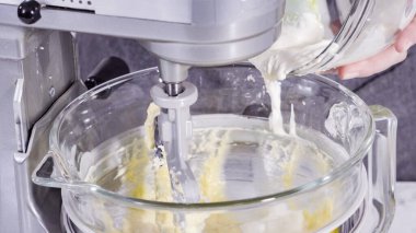 Adım adım. Limonlu kek için hamura malzemeleri karıştırıyorum..