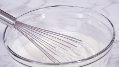 Adım adım. Limonlu kek için hamura malzemeleri karıştırıyorum..