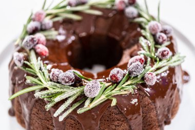 Çikolatalı kek. Çikolata kremalı. Taze yaban mersinli ve biberiyeli..