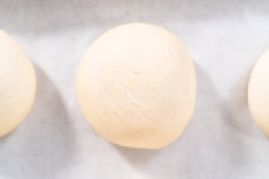 Pişirmeden önce akşam yemeği rulolarını kapat..