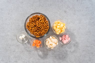 Düz yatıyordu. Paskalya çikolatası kaplı kraker ve ördek yavrularını hazırlamak için cam karıştırma kaselerinde bulunan malzemeler..