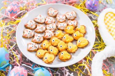 Paskalya çikolatası kaplı simit tavşanlar ve ördek yavruları Paskalya sofrası için beyaz servis tabağında.