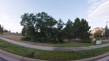 Denver, Colorado, ABD-19 Temmuz 2020 - Bir yaz sabahı tipik banliyö manzarası.