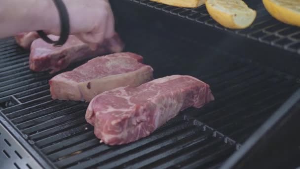 Griller Steak New Yorkais Avec Une Tranche Beurre Romarin Sur — Video