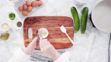 Düz yatıyordu. Adım adım. Bitkisel ekşi kremayla kabak keki yapmak için malzemeler kesiyorum..