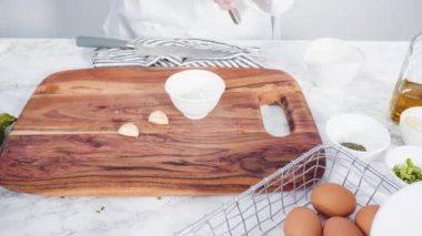 Adım adım. Bitkisel ekşi kremayla kabak keki yapmak için malzemeler kesiyorum..