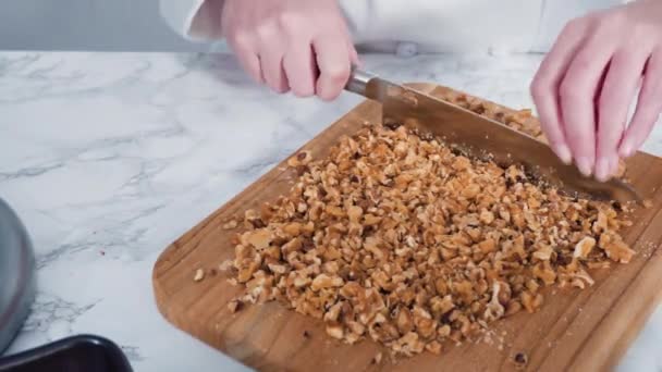 Krok Kroku Cięcie Orzechów Włoskich Nożem Kuchennym Desce Krojenia Drewna — Wideo stockowe
