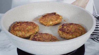 Zaman aşımı. Adım adım. Küçük bir tavada zeytinyağında kabak keki kızartıyorum..