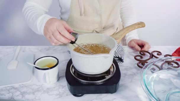 Zeitraffer Schritt Für Schritt Zucker Einem Kleinen Kochtopf Über Dem — Stockvideo