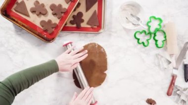 Zaman aşımı. Düz yatıyordu. Adım adım. Noel kurabiyesi pişirmek için zencefilli kurabiye hamuru yuvarlıyorum..