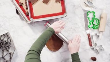 Düz yatıyordu. Adım adım. Noel kurabiyesi pişirmek için zencefilli kurabiye hamuru yuvarlıyorum..