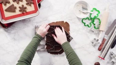 Düz yatıyordu. Adım adım. Zencefilli kurabiye hamurundan Noel kurabiyeleriyle şekiller kesiyorum..