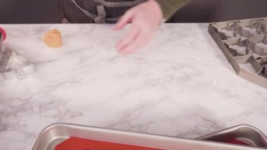 Adım adım. Şekerli kurabiye hamurundan Noel kurabiyeleriyle şekiller kesiyorum..