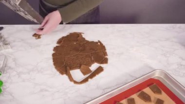 Zaman aşımı. Adım adım. Zencefilli kurabiye hamurundan Noel kurabiyeleriyle şekiller kesiyorum..