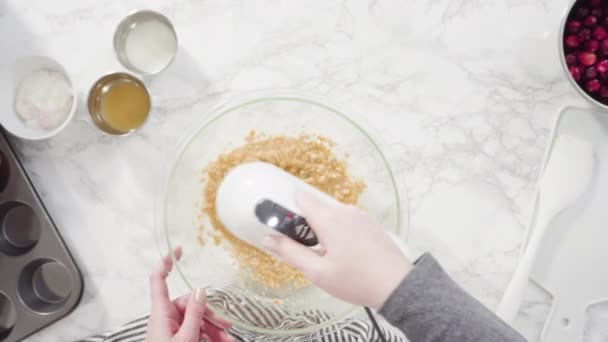 Lapos Fekvés Lépésről Lépésre Összetevők Keverése Áfonyás Muffinok Sütéséhez Keverőtálban — Stock videók