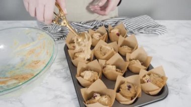 Adım adım. Kızılcık keki pişirmek için mangırı laleli kek kuyruklarına karıştırıyorum..