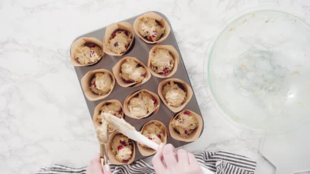 Deitado Passo Passo Escavar Massa Forros Muffin Tulipa Com Colher — Vídeo de Stock