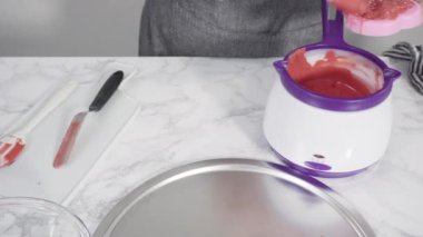 Çikolata kalıplı şekiller için erimiş kırmızı çikolata parçaları..