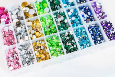 El sanatları kutusundaki yapay elmasların renk ve boyutları.